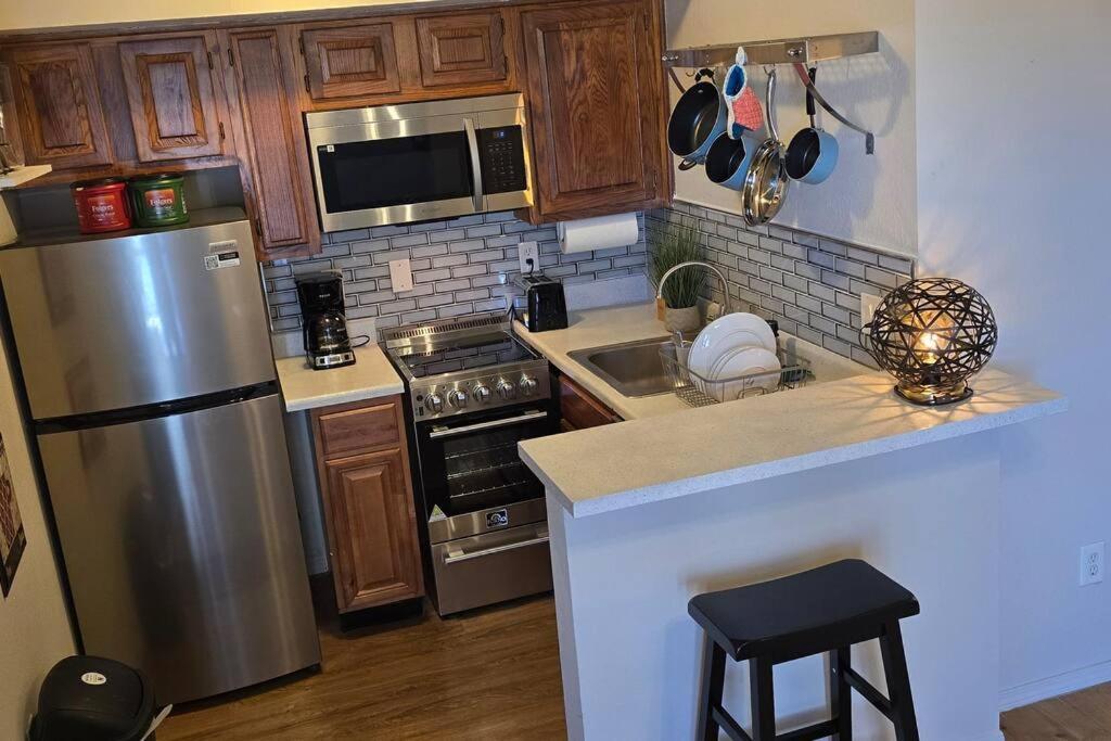 Cozy Updated Cove Of Heaven, 5Mins To Lake Hefner! オクラホマシティ エクステリア 写真