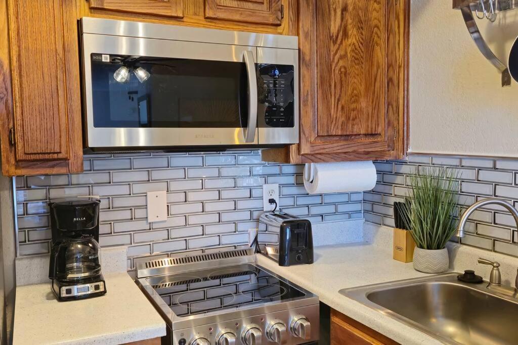 Cozy Updated Cove Of Heaven, 5Mins To Lake Hefner! オクラホマシティ エクステリア 写真