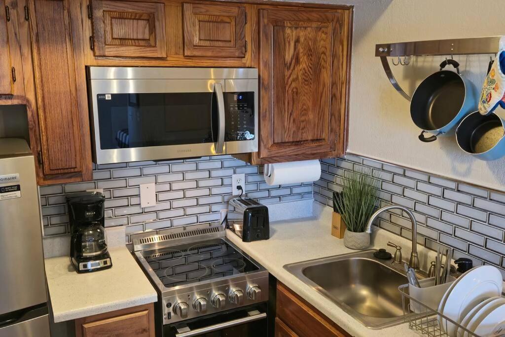 Cozy Updated Cove Of Heaven, 5Mins To Lake Hefner! オクラホマシティ エクステリア 写真